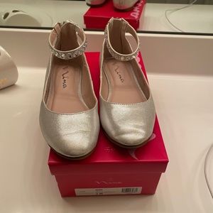 Girls size 2 Nina dress shoe- silver/metallic
